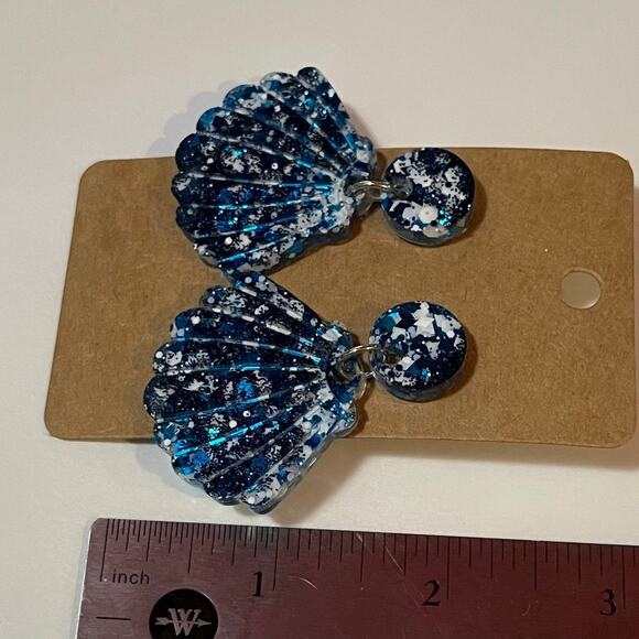Handmade epoxy resin seashell earrings - chunky blue and white mixed glitter - Picture 4 of 4